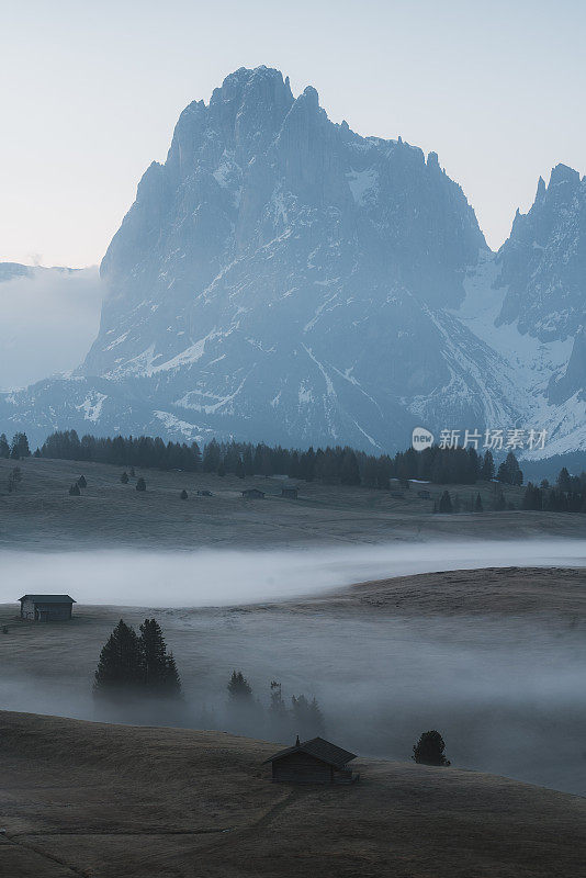 日出Alpe Di Siusi, Dolomites，意大利阿尔卑斯山，意大利